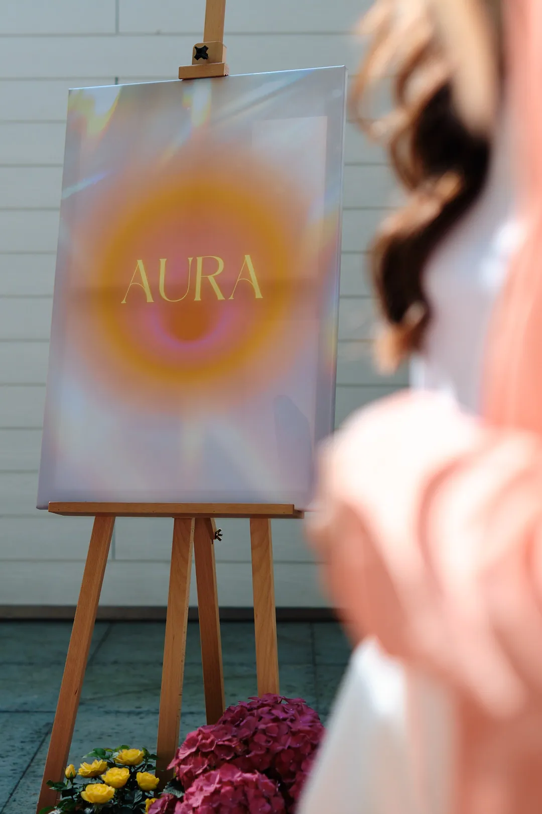 AURA Kunstwerk in Orange und Rosa auf einer Staffelei