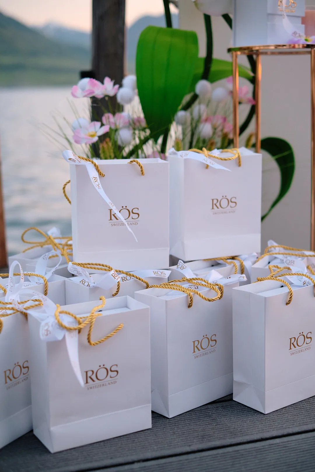 Weiße Geschenktüten mit goldenen Schleifen