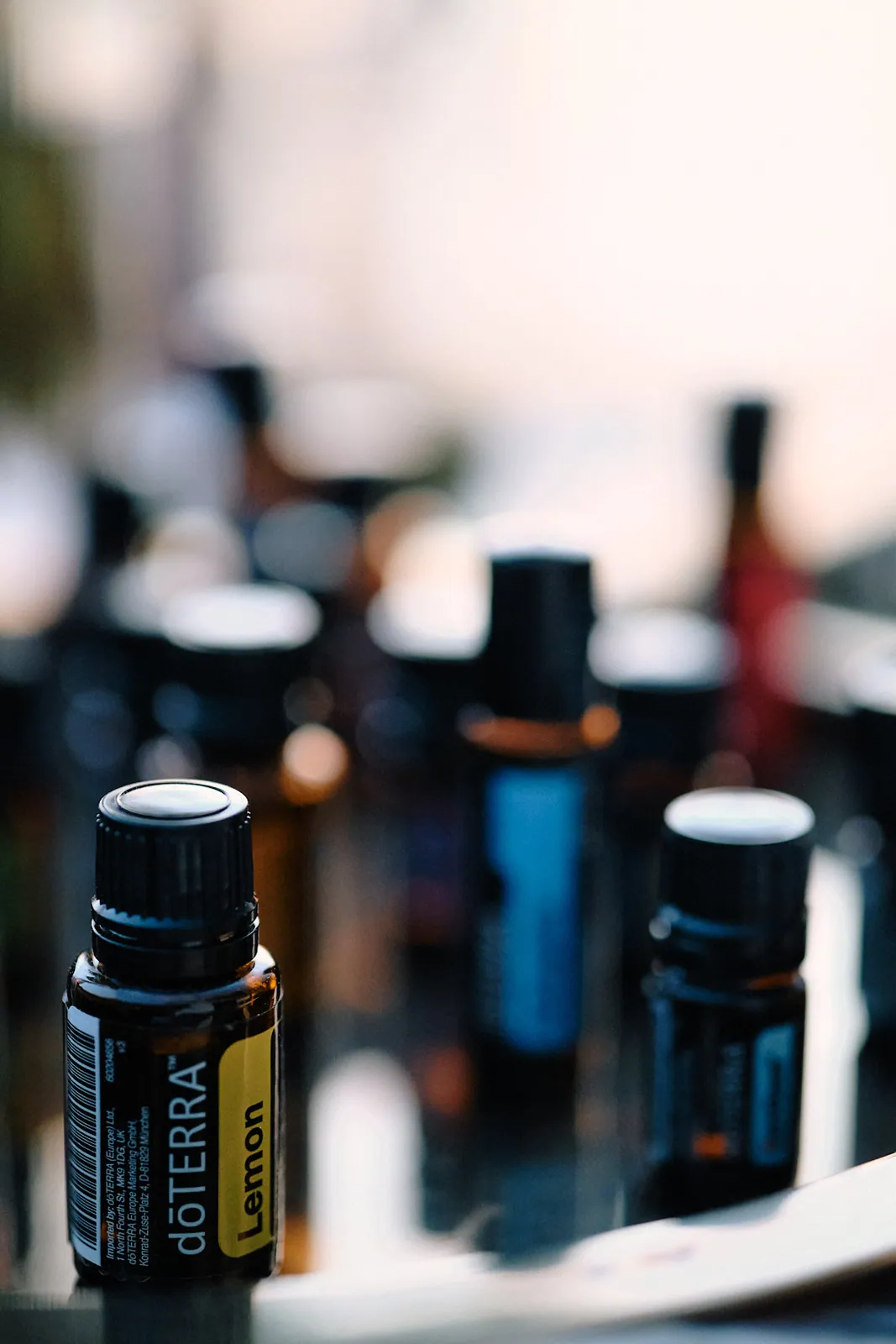 Ätherische Öle von doTERRA, im Vordergrund Lemon