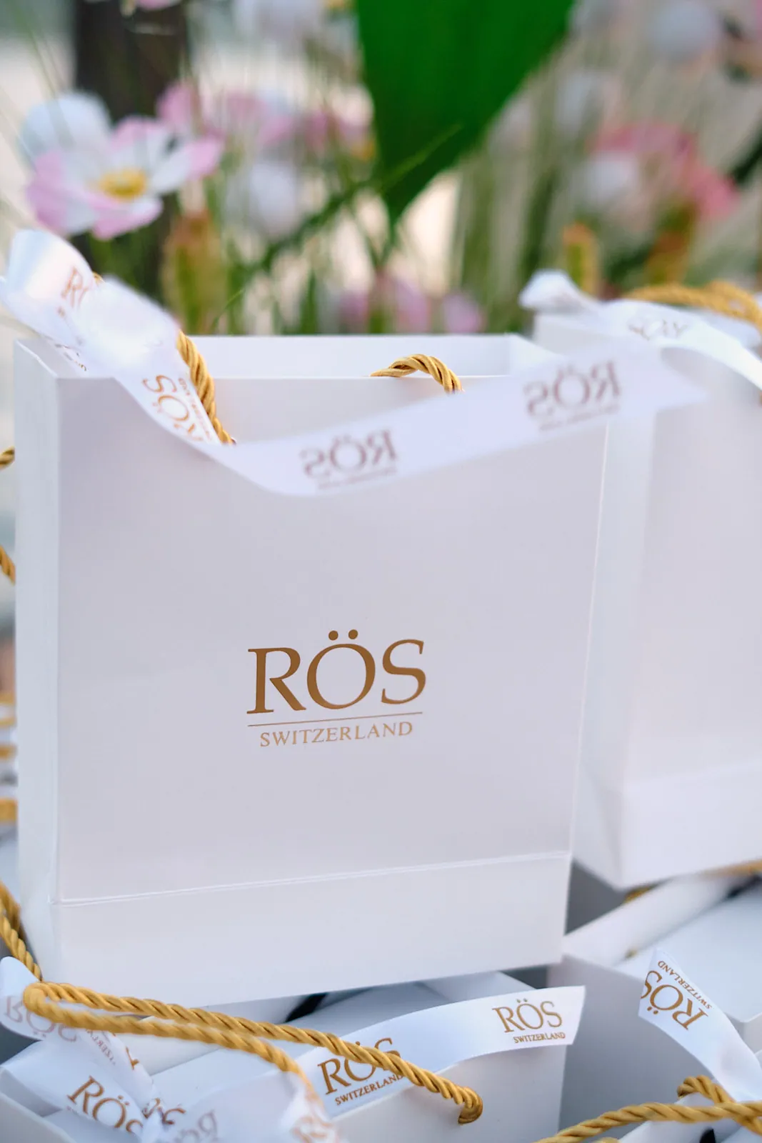 Goodie Bag von RÖS Switzerland mit goldener Kordel und Schleifenband