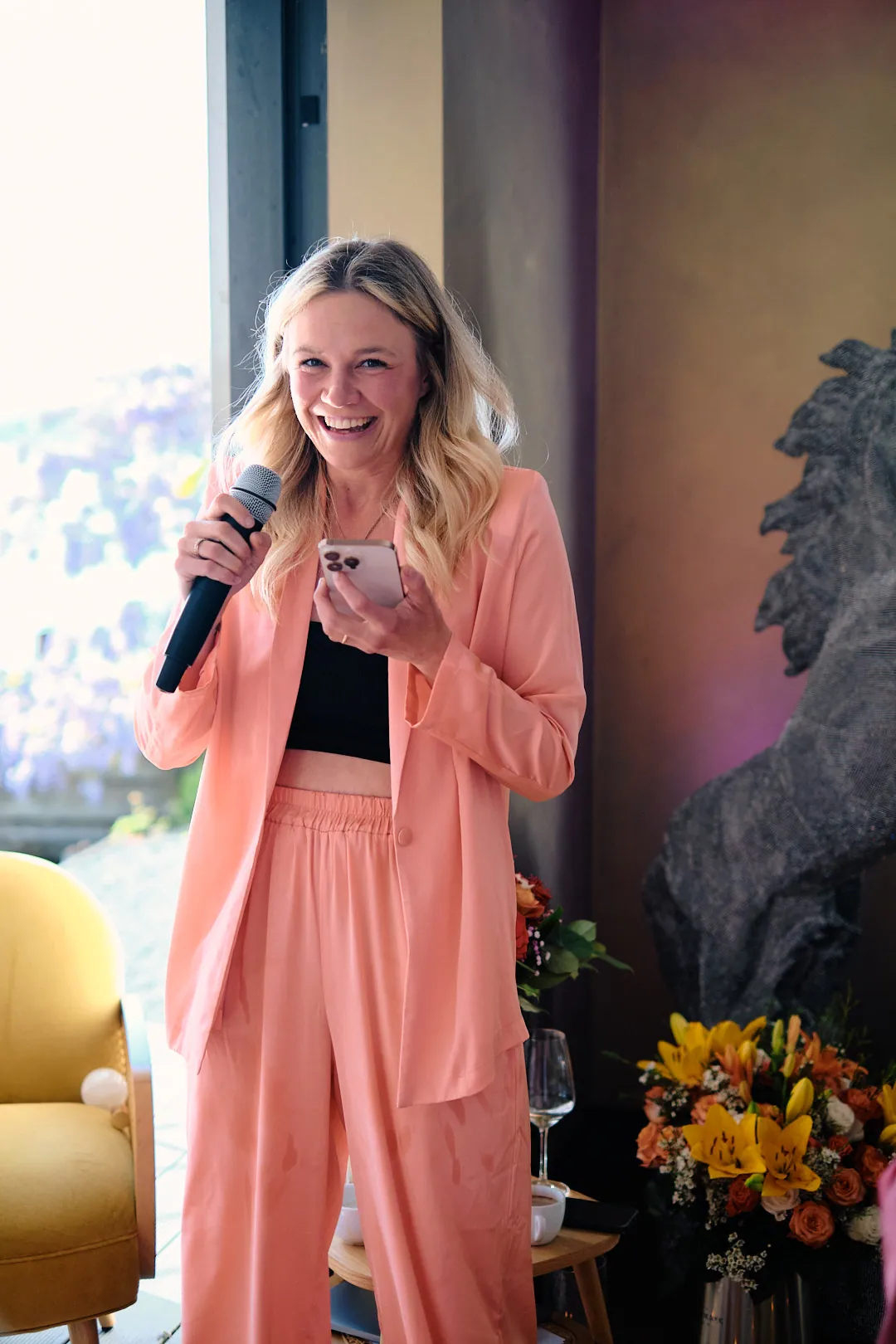 Marina Ungerer mit Mikrofon bei AURA in Motion – The Scented Awakening