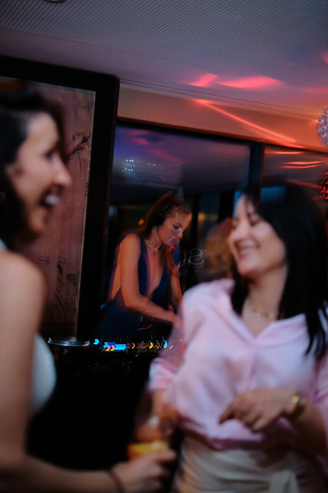 Frauen lachen am Abend in warmem Licht