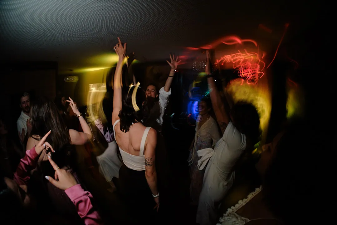 Party am Abend: Frauen tanzen mit erhobenen Armen