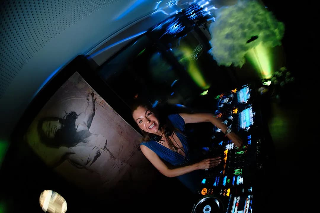DJ legt am Abend auf