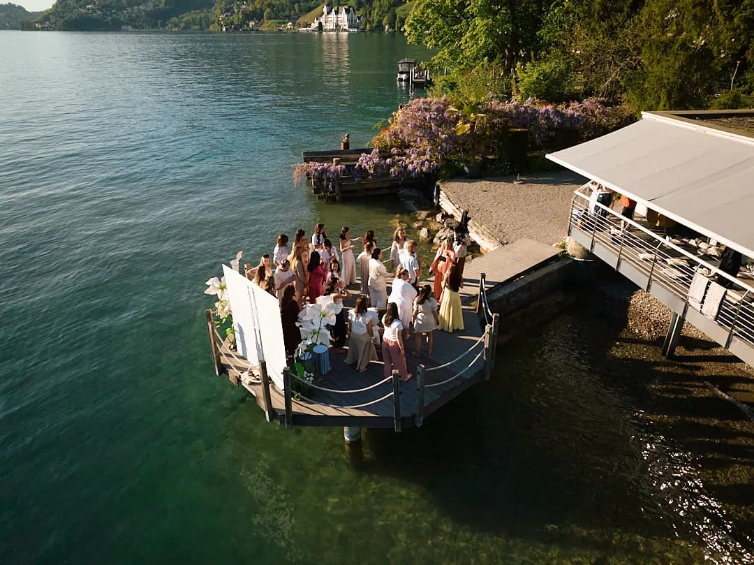 Luftaufnahme: die Gruppe auf dem Steg im Vierwaldstättersee