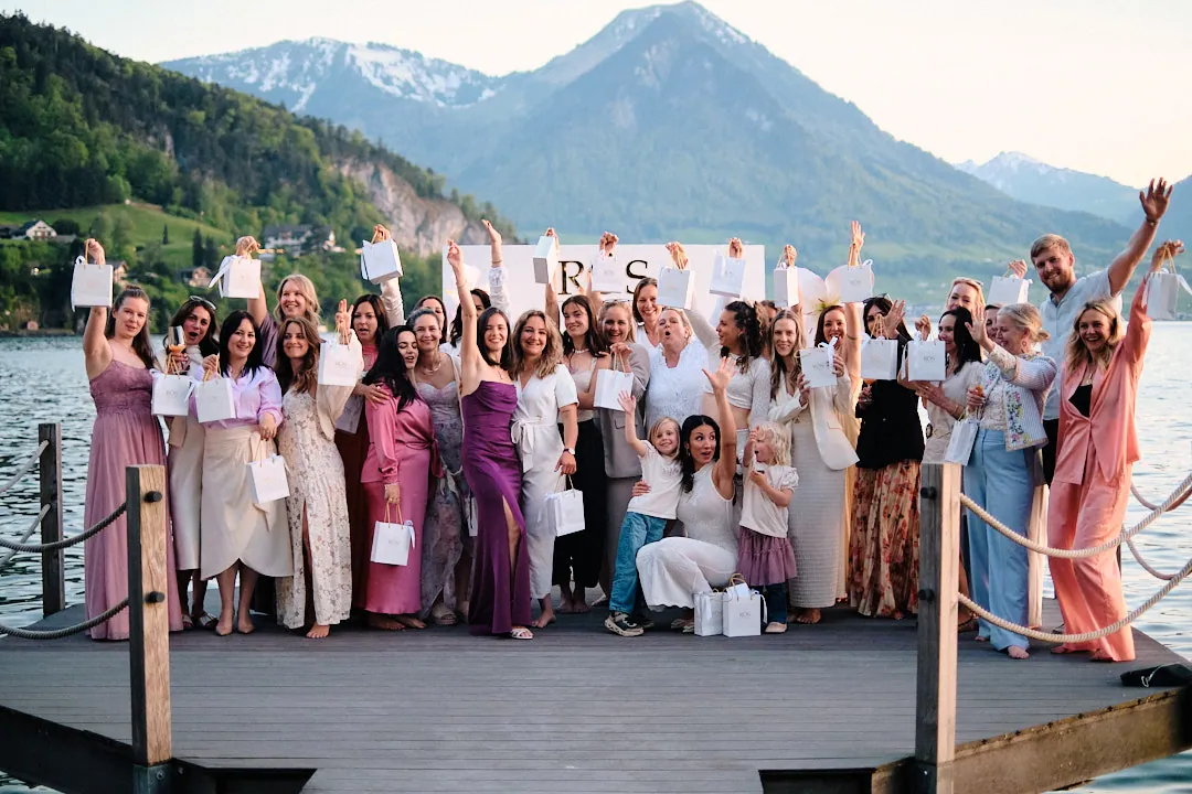 Gruppenfoto der Teilnehmerinnen auf dem Steg vor dem Vierwaldstättersee und den Bergen