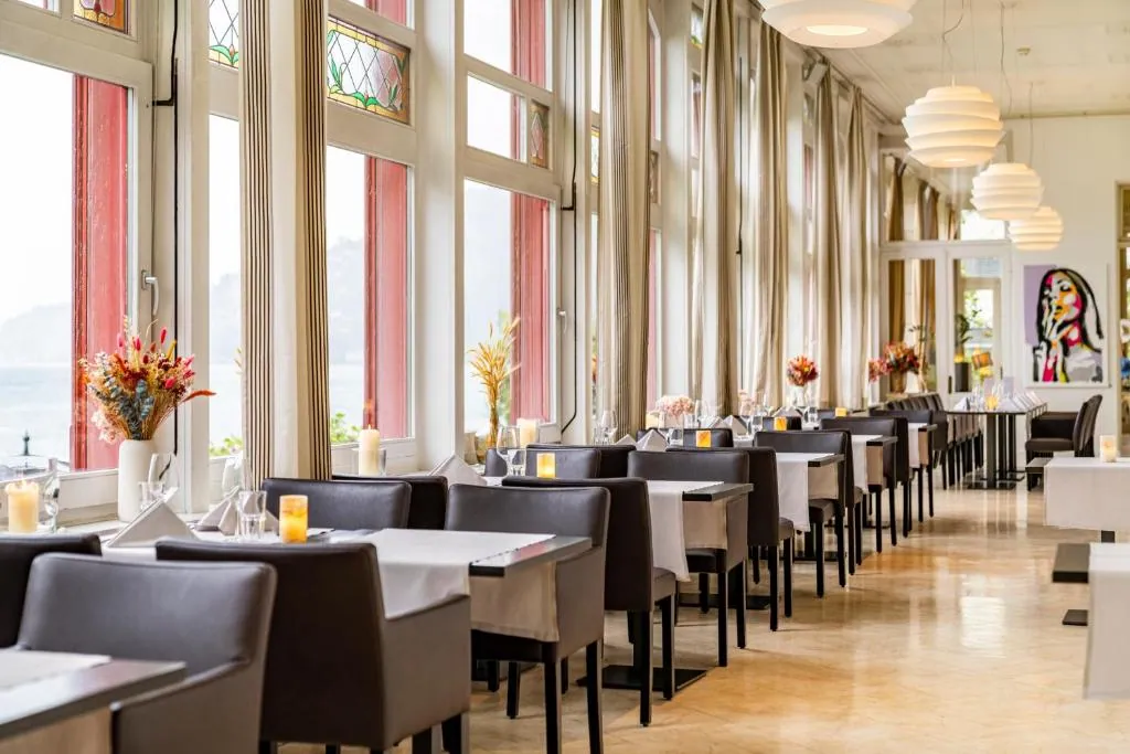 Heller Speisesaal mit hohen Fenstern