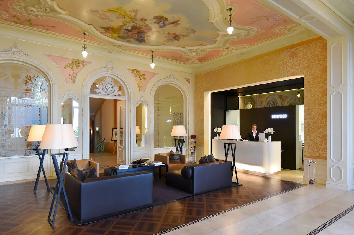 Lobby mit Stuckdecke